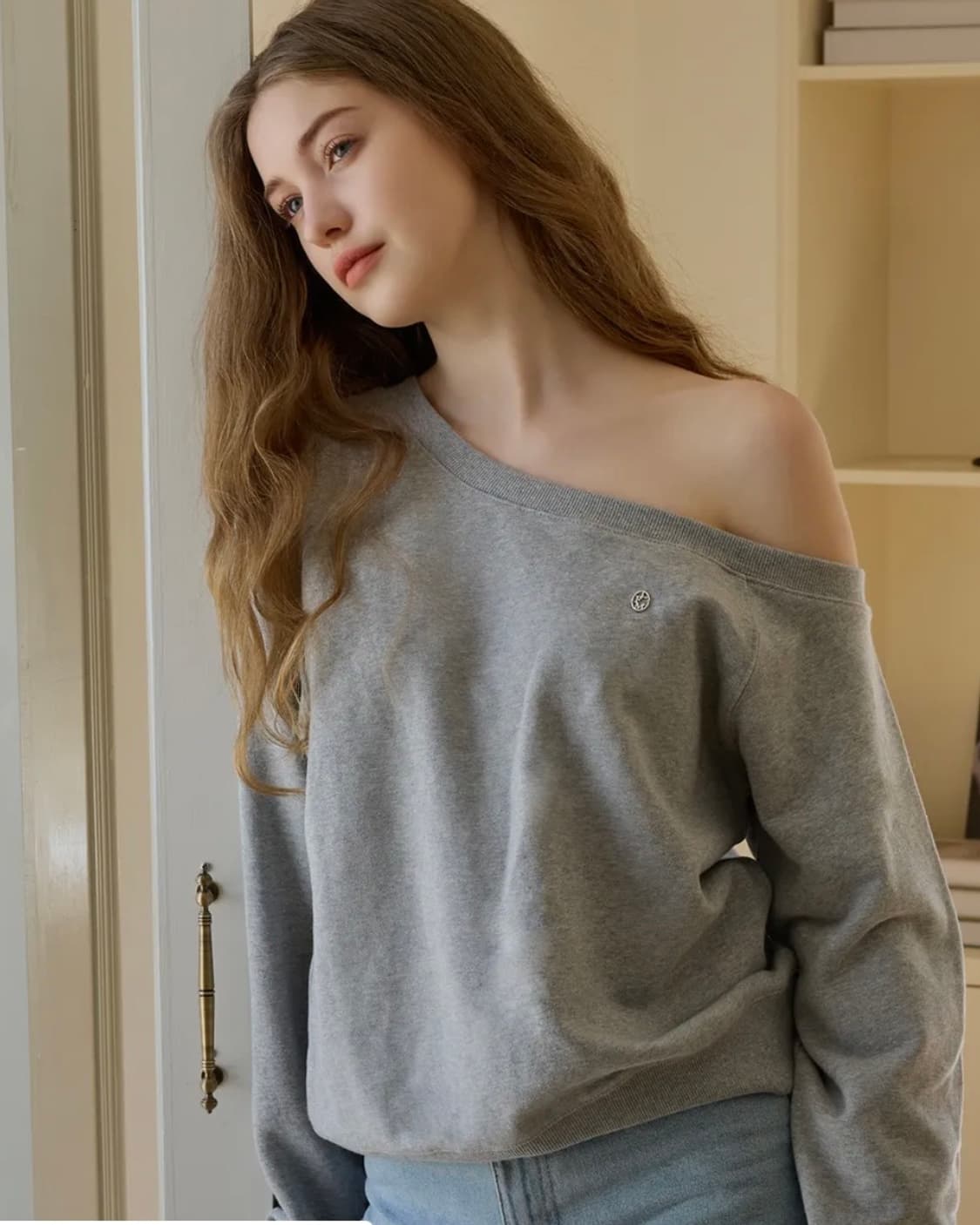 레터프롬문 오프숄더 맨투맨 상품이미지1