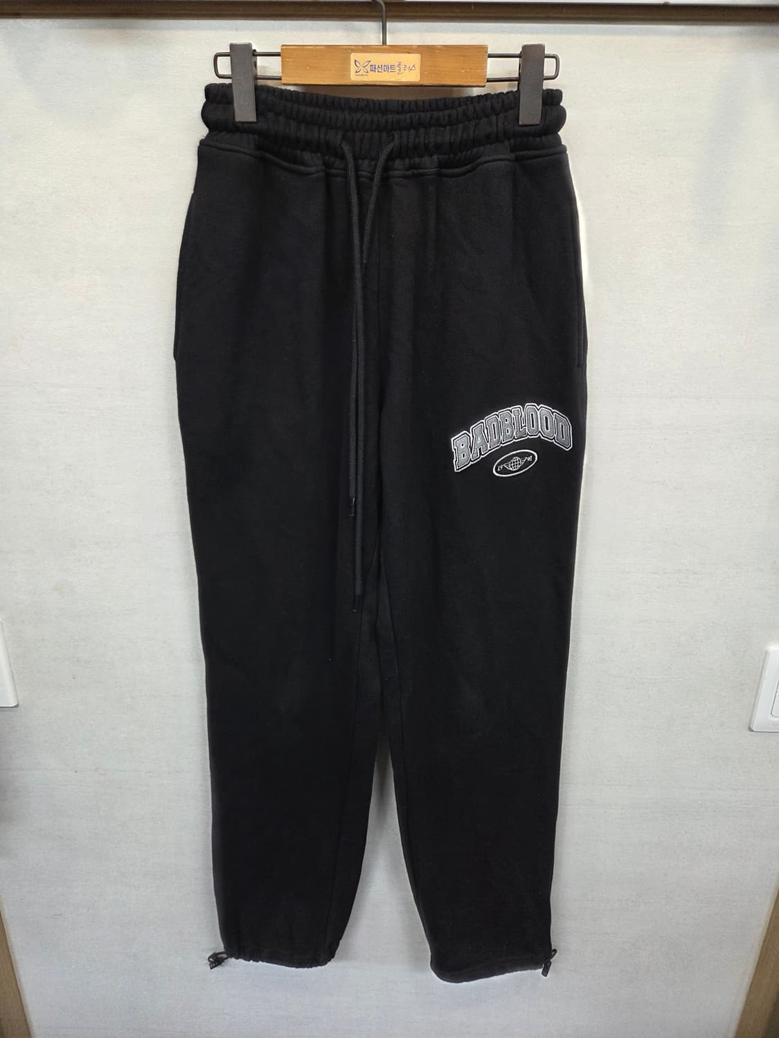 배드블러드 플래그 로고 스웻팬츠 xs 상품이미지1