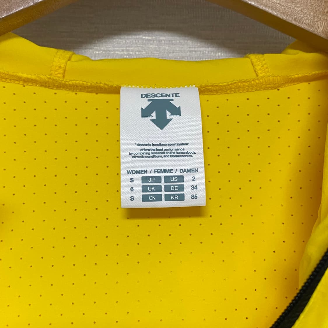 데상트 러닝 메쉬 바람막이 여성 옐로우 S 상품이미지3