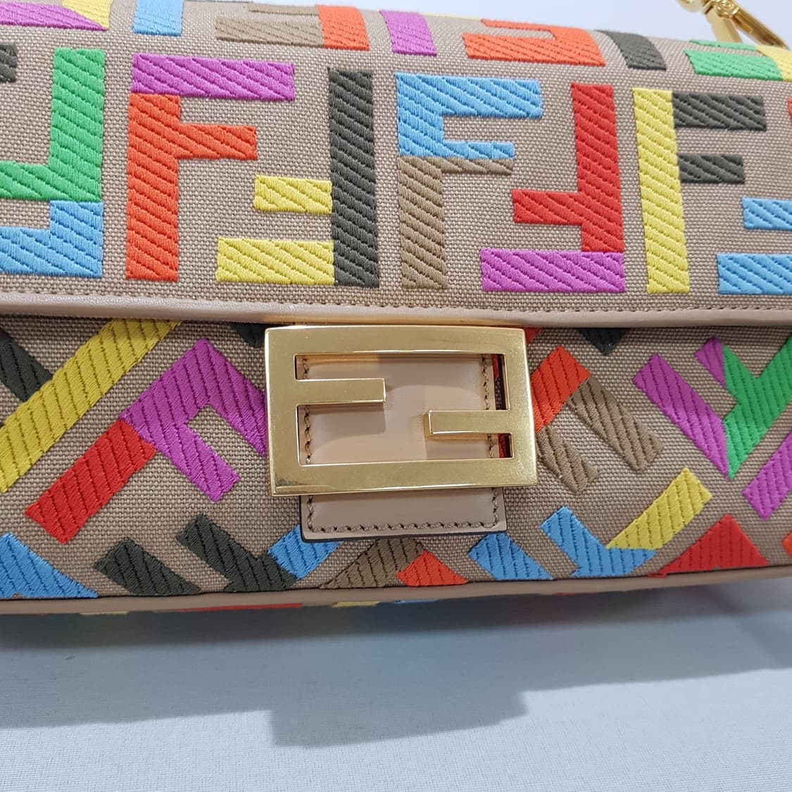 펜디 8BR600 바게트 미디움 숄더백 상품이미지3