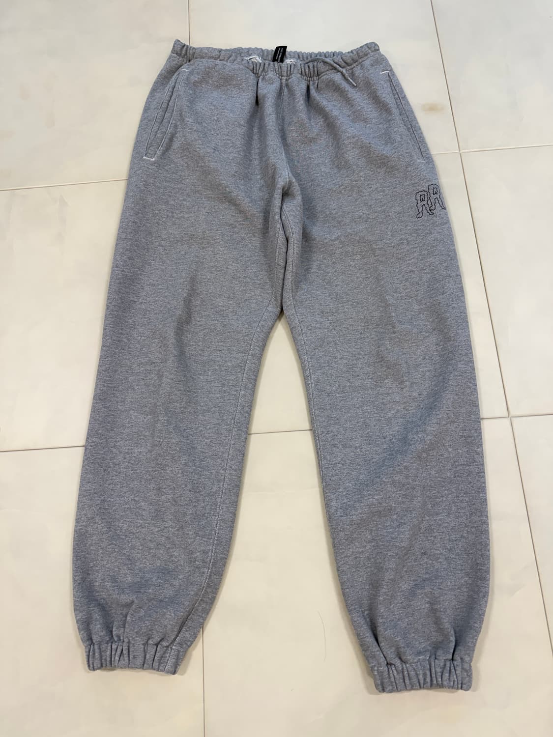 에센스룸 블라인드파일즈 스웻팬츠 그레이 L(32-34) 상품이미지1