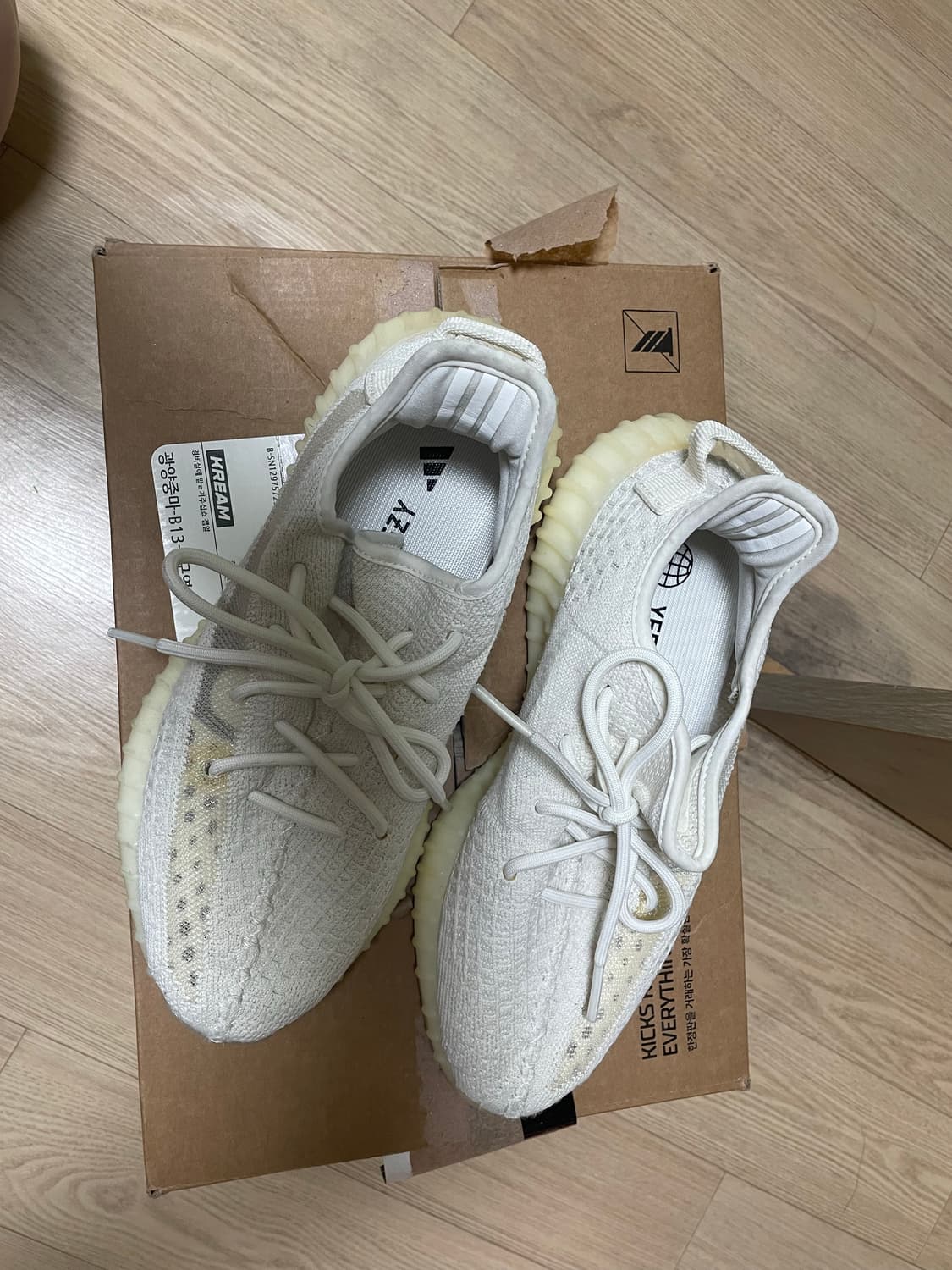 이지부스트 350 v2 본 255사이즈 팝니다 상품이미지3