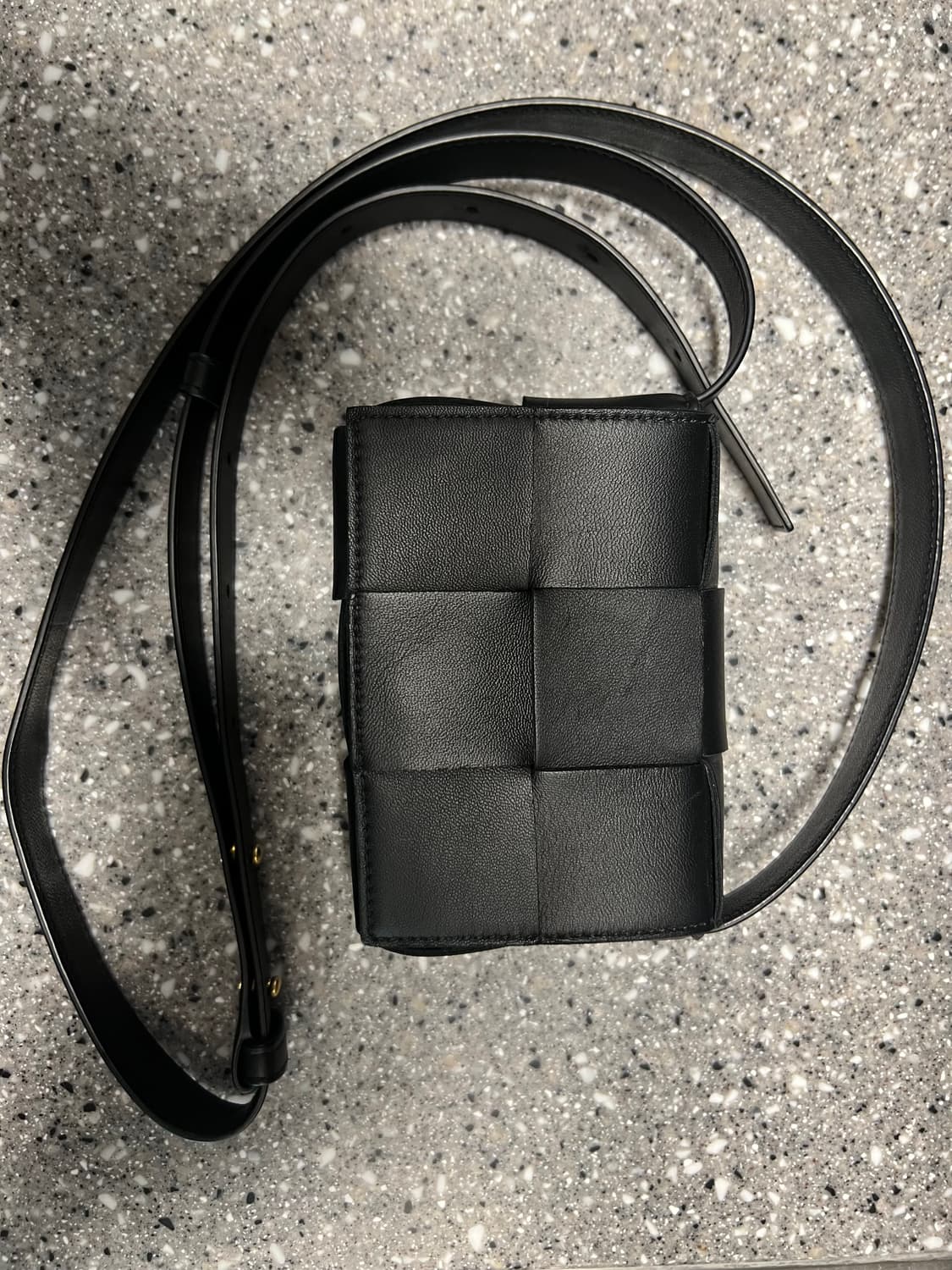 [공홈발, 상태아주좋음] 보테가베네타 카세트 미니백 블랙 상품이미지2