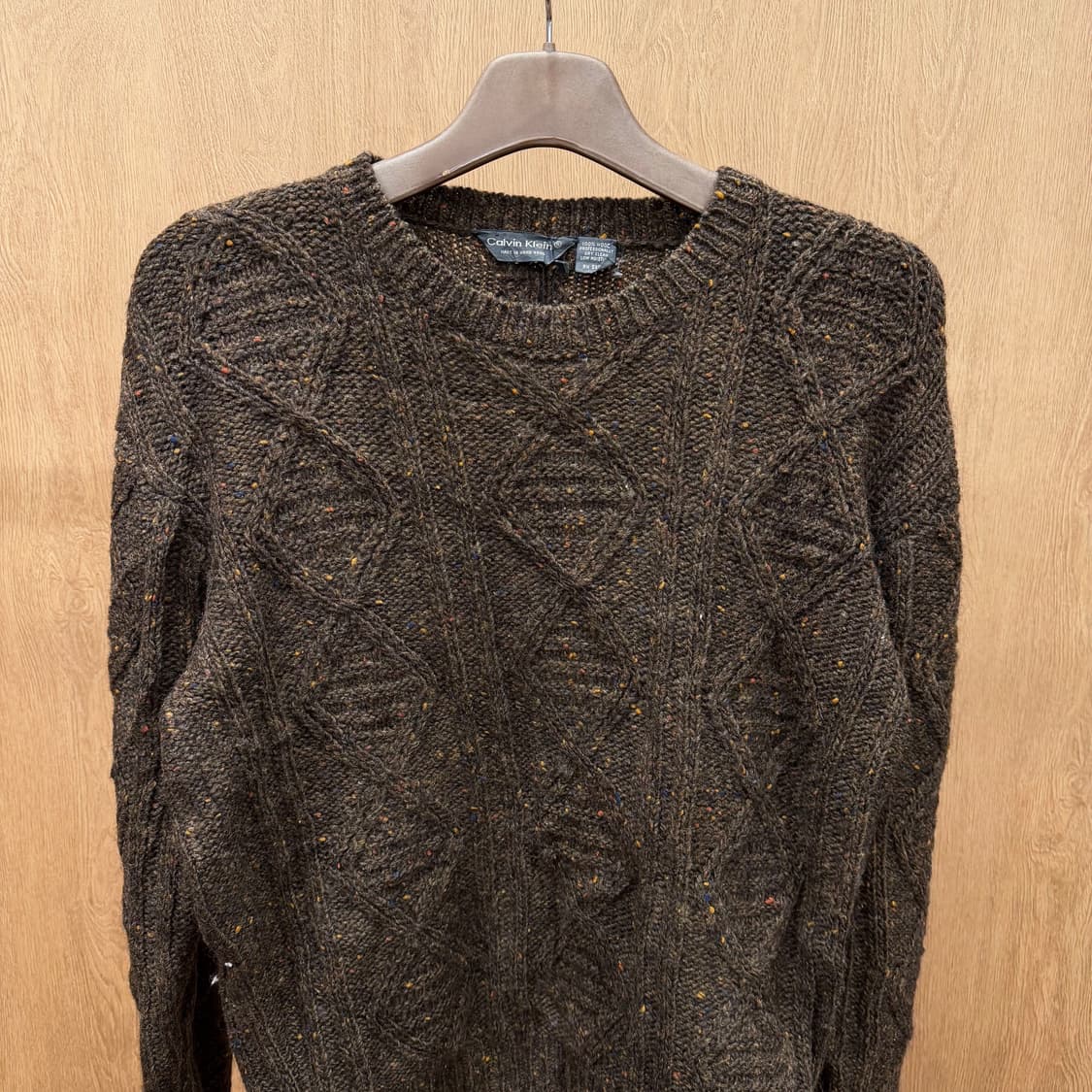캘빈클라인 라운드넥 긴팔 니트 케이블 패턴 트위드 텍스처 디테일 브라운 상품이미지4