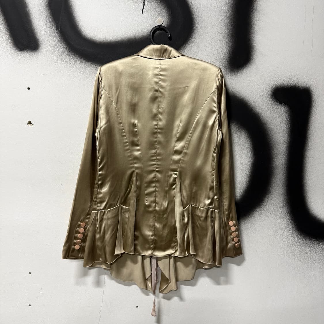 Jigott 긱시크 골드 스티치 러프 디테일 새틴 자켓 상품이미지2