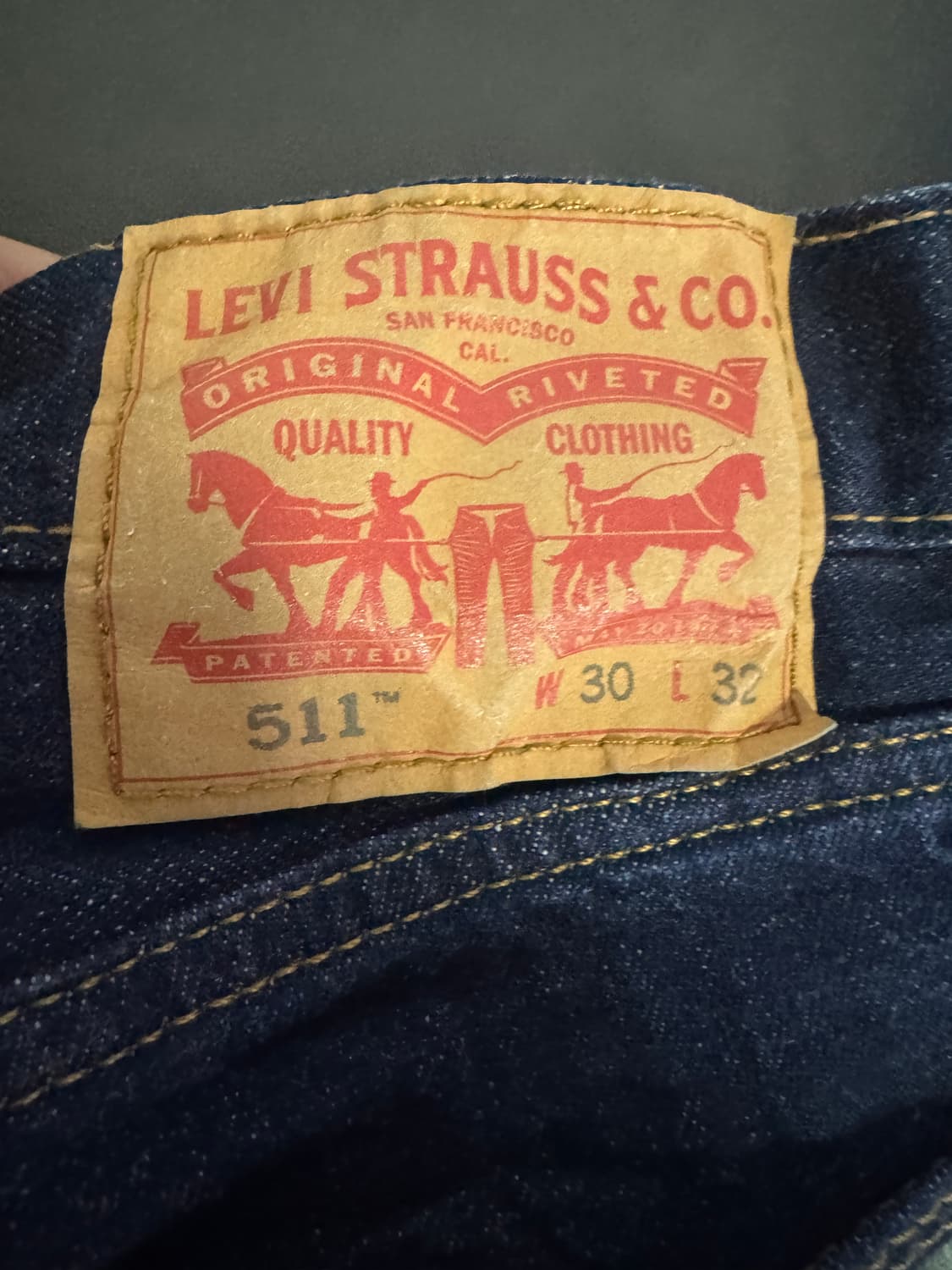 여성 리바이스 511 커스텀 밑단 데미지 6부 데님팬츠 상품이미지4