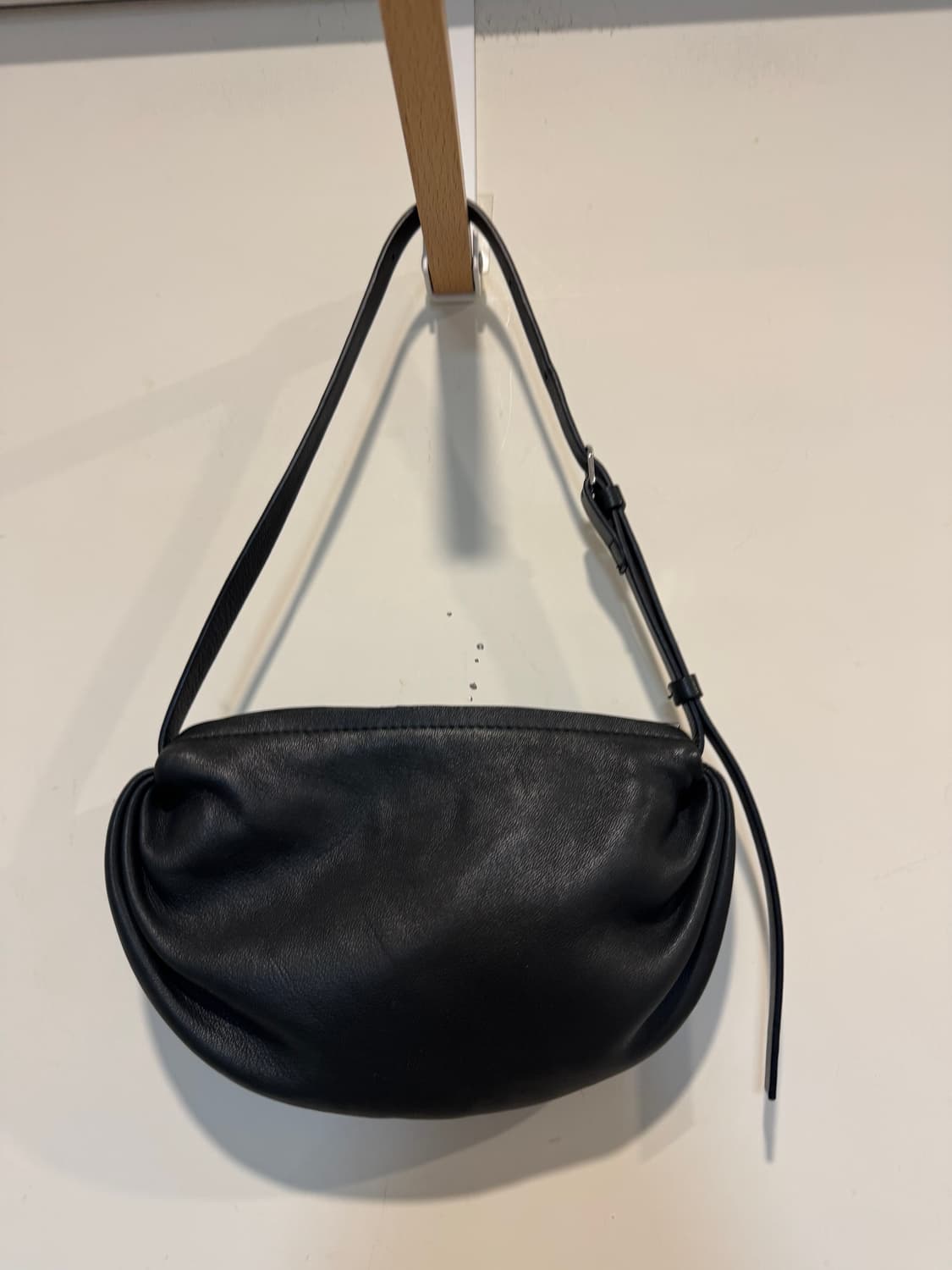 코스 개더드 레더 숄더백 블랙 상품이미지3