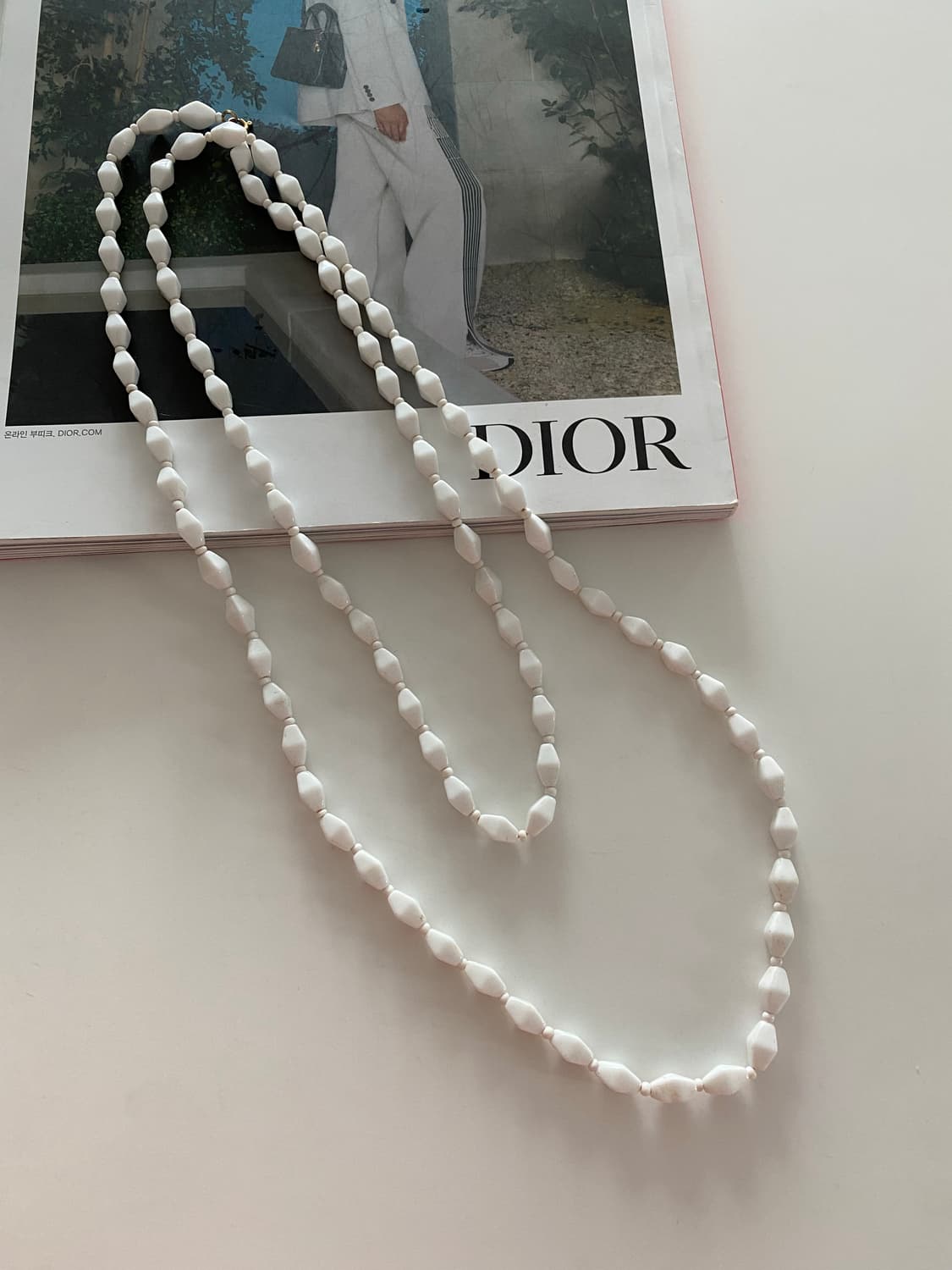 빈티지화이트 비즈 롱 목걸이 상품이미지1