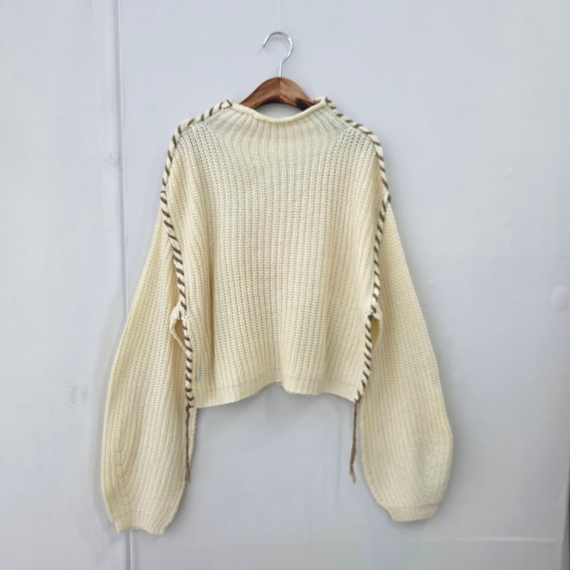 아이보리 배색 꼬임라인 루즈핏 니트 상품이미지2