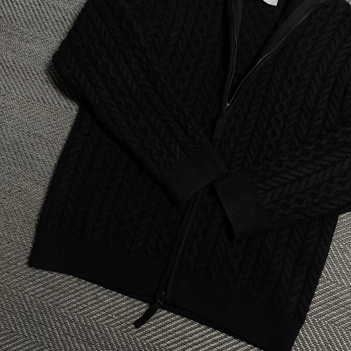 LOGAN 투웨이 하이넥 미니멀 케이블 꽈배기 니트 집업 블랙o 5320 상품이미지4