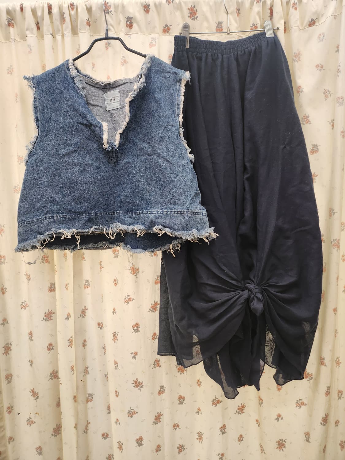 (지구샵)  밑단 묶는 벌룬스커트와 데님 크롭베스트 세트 상품이미지1