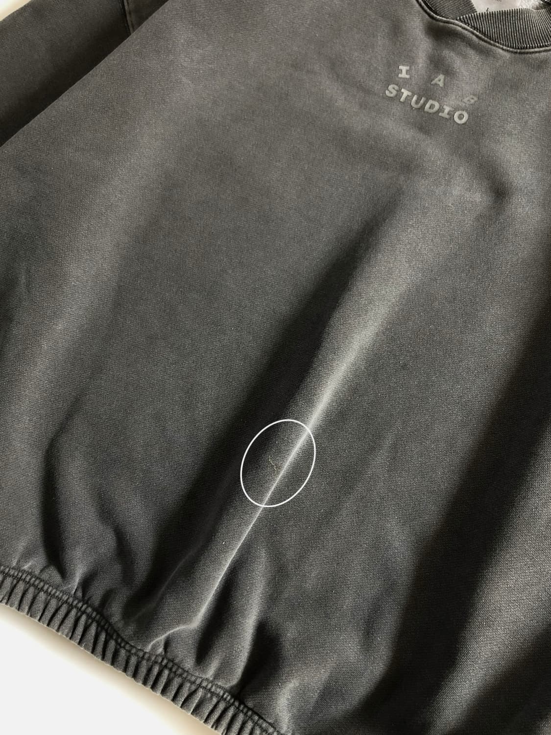 IAB STUDIO 아이앱 스튜디오 차콜 컬러 맨투맨 상품이미지8