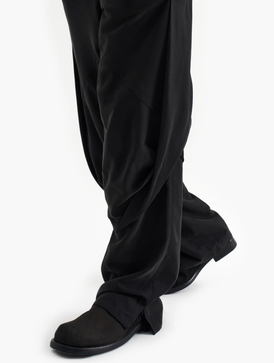 지용킴 24AW 드레이핑 팬츠 상품이미지2