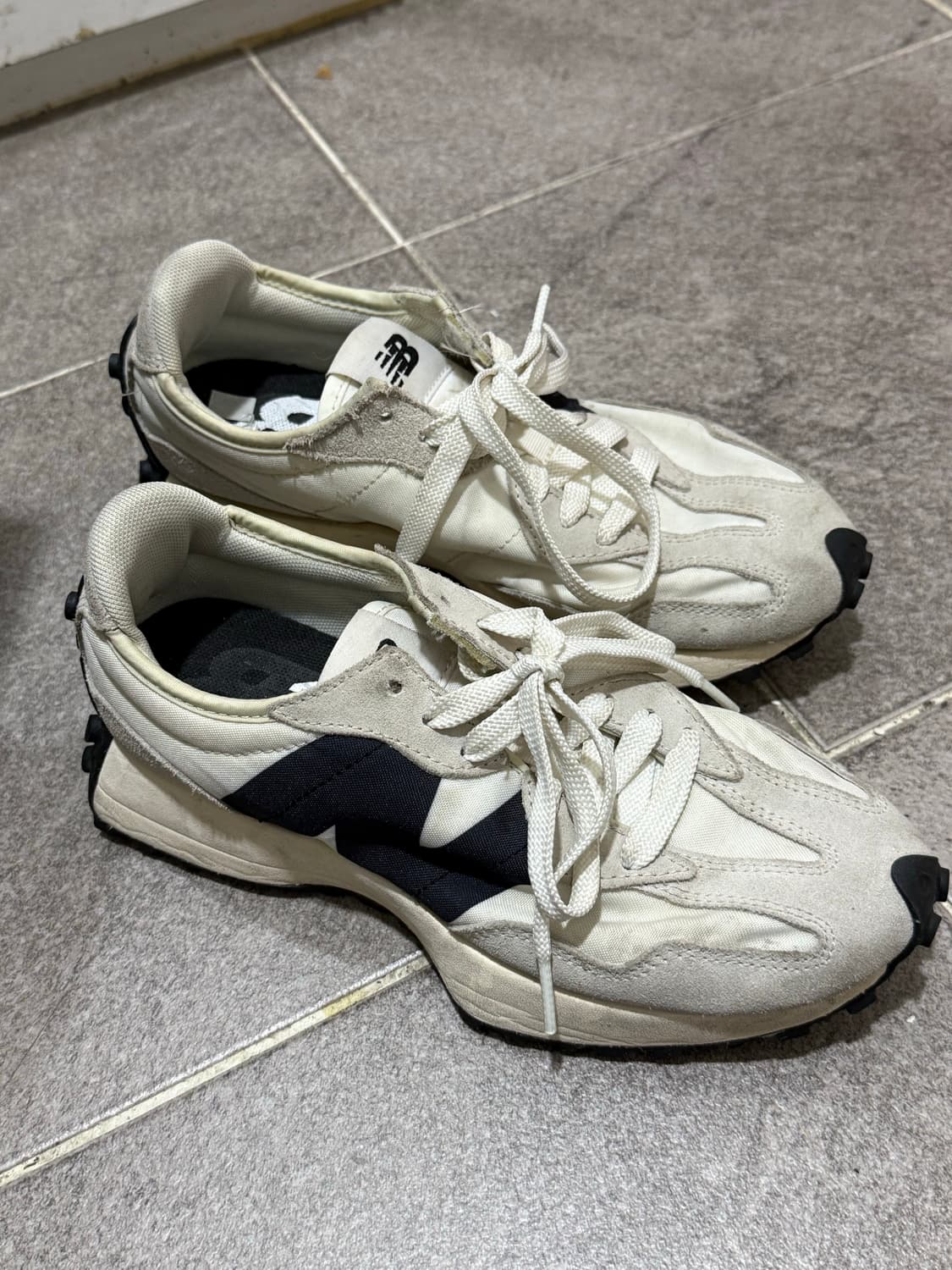 뉴발란스 327 화이트 블랙 225 사이즈 상품이미지3