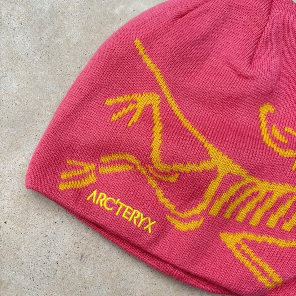 아크테릭스 로고 니트 비니 핑크/옐로우 상품이미지2