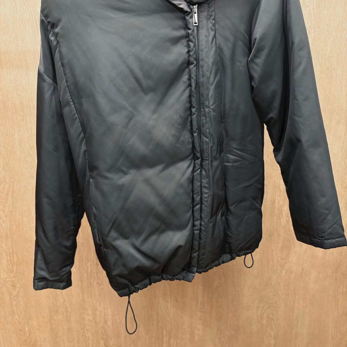 도나카란 뉴욕 다운 점퍼 언발란스 집업 밑단 스트링 디테일 레귤러핏 블랙 상품이미지5