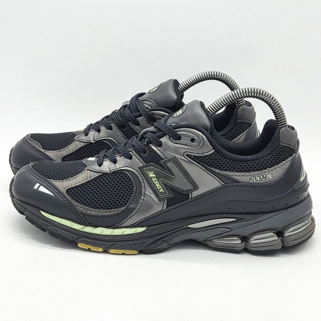 뉴발란스 x 제이크루 2002R 블랙 파우더 그린 (255 D) 상품이미지1