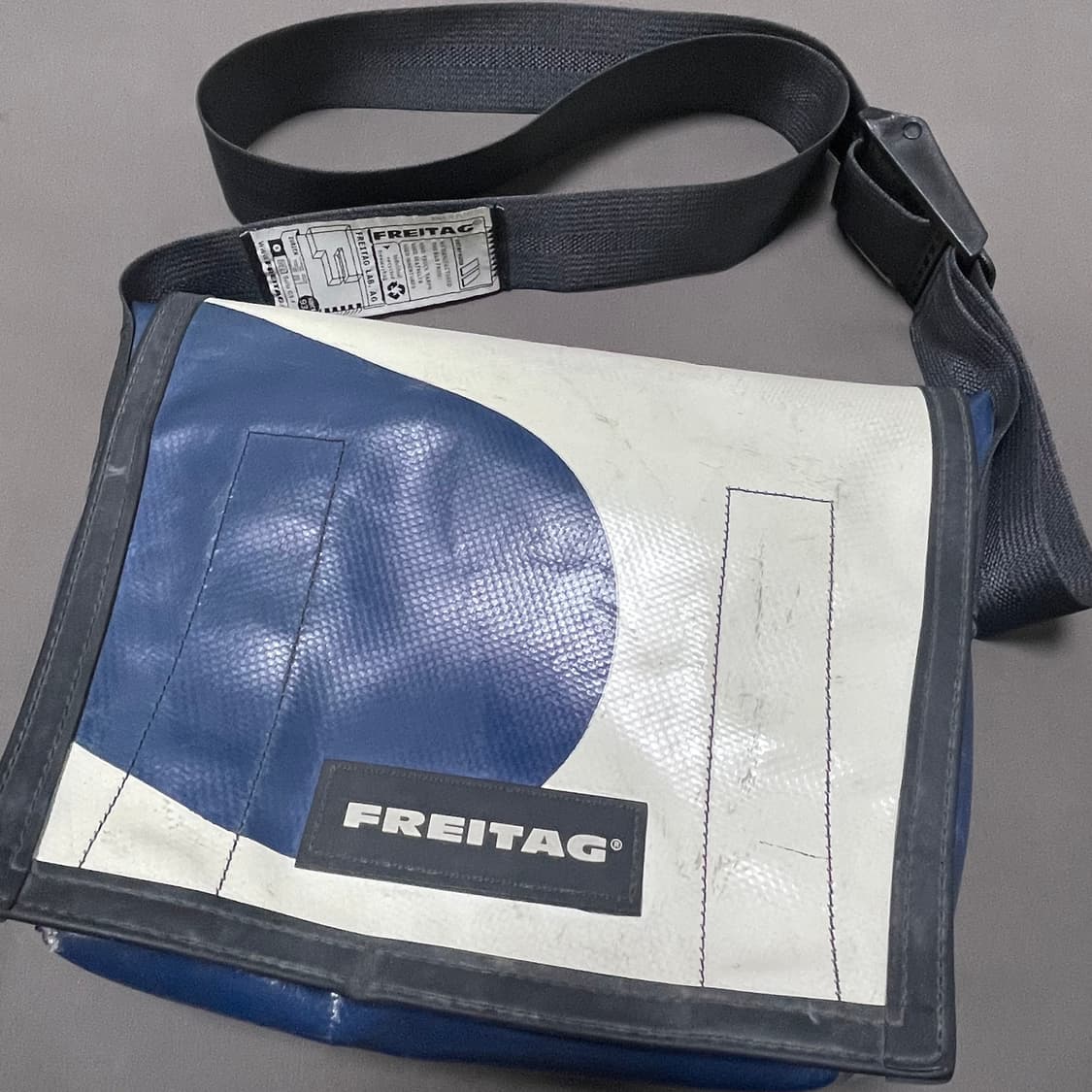 프라이탁 라씨(파/흰) 상품이미지1