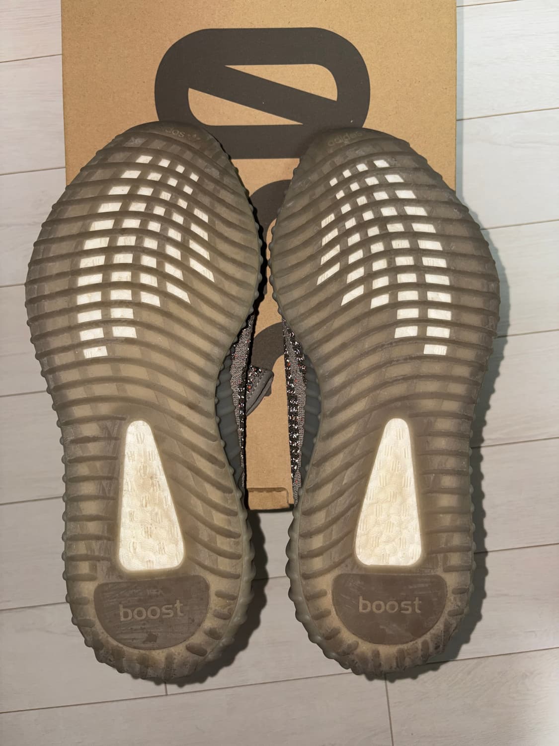 아디다스 이지 부스트 350 V2 벨루가 - 리플렉티브 275 상품이미지2