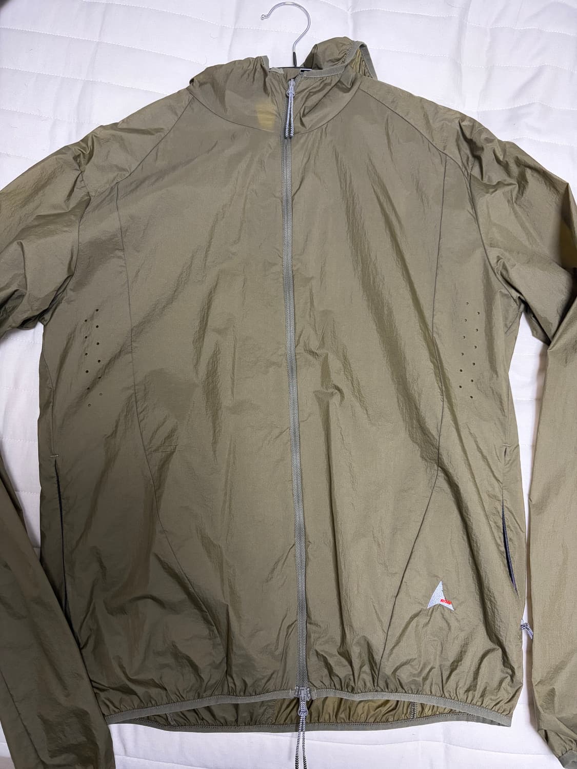 로아 패커블 바람막이 판매합니다 상품이미지2