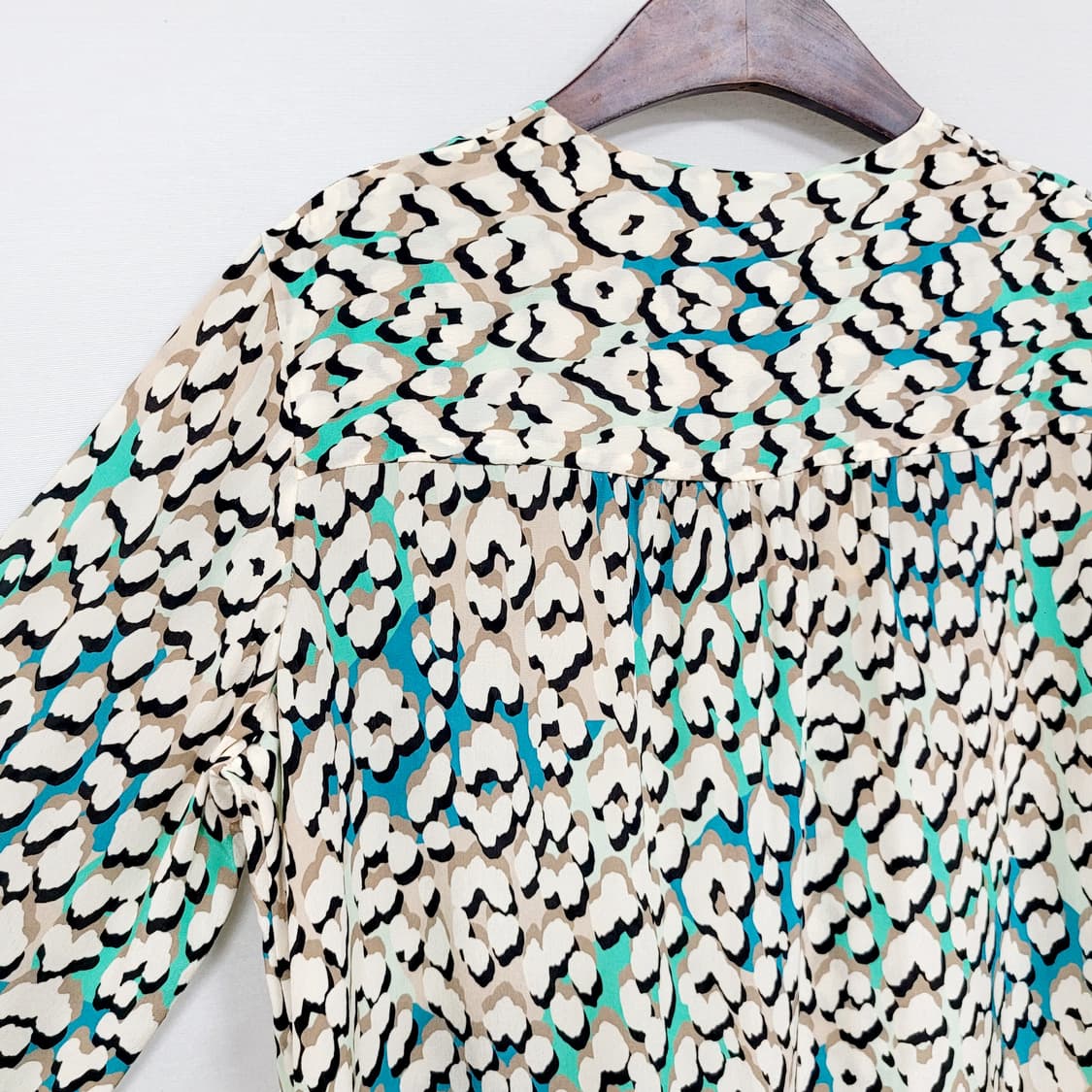 롱샴 실크 블라우스 라군색 상품이미지5