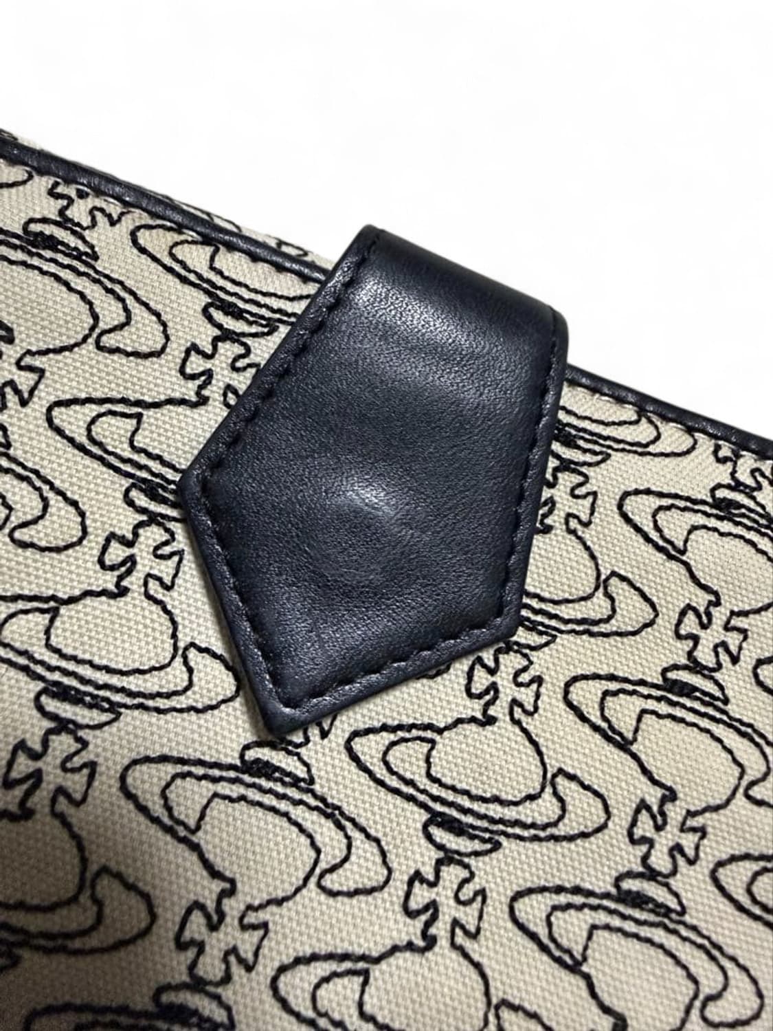비비안 웨스트우드 오브로고 패턴 캔버스 트라이볼 지갑 상품이미지8
