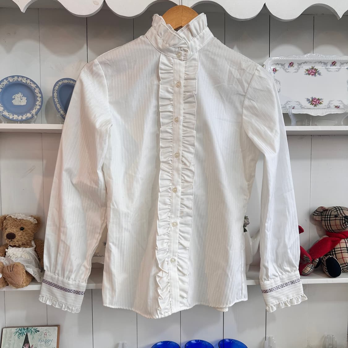 화이트 프릴 장식 블라우스 상품이미지1