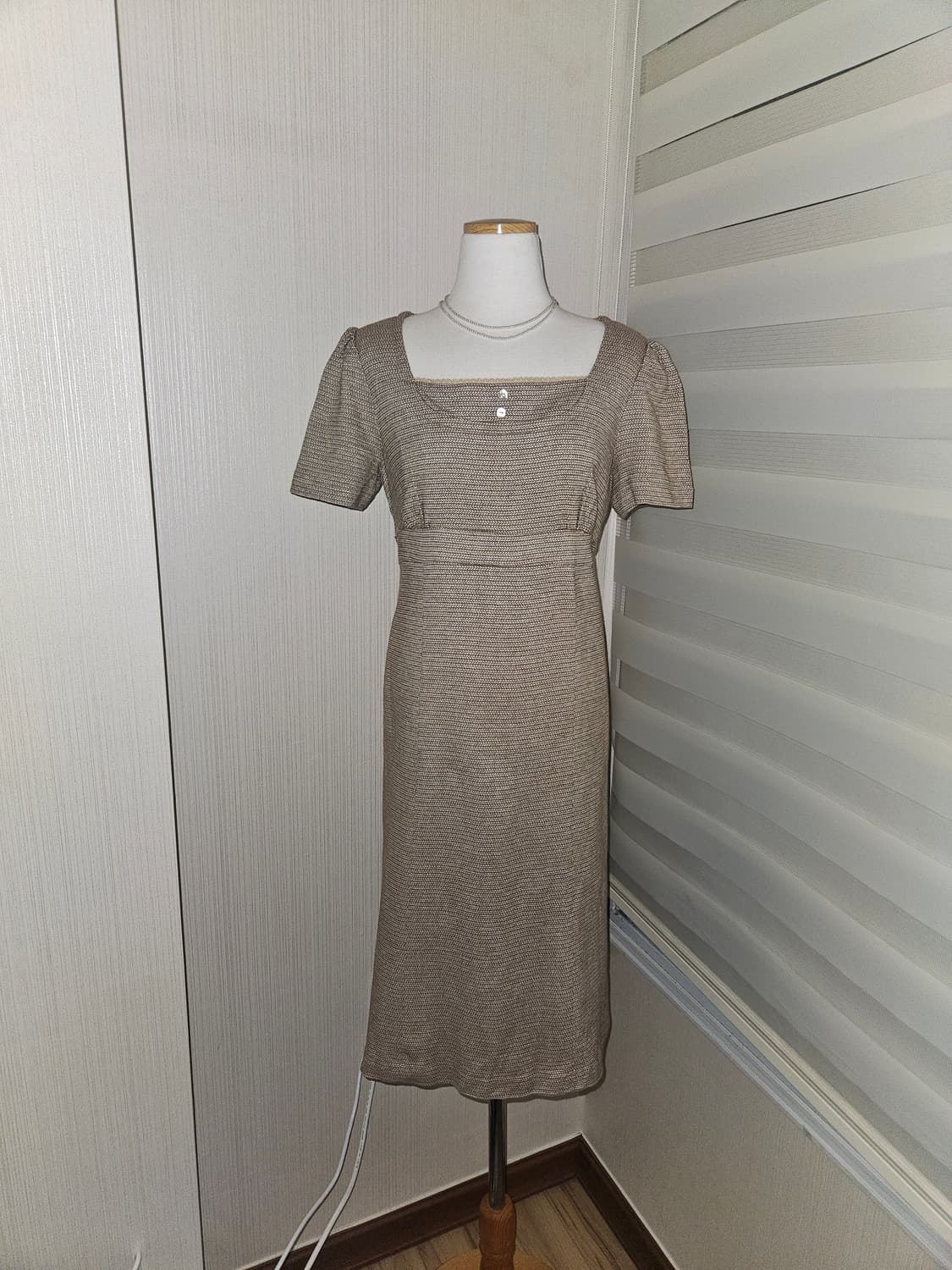 suivi 모래 자개버튼 원피스 상품이미지1