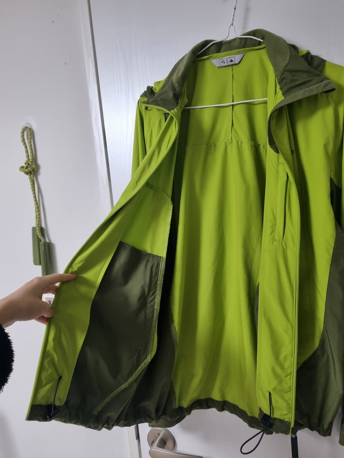 연두빛 경량 얇은 아디다스 바람막이 상품이미지4