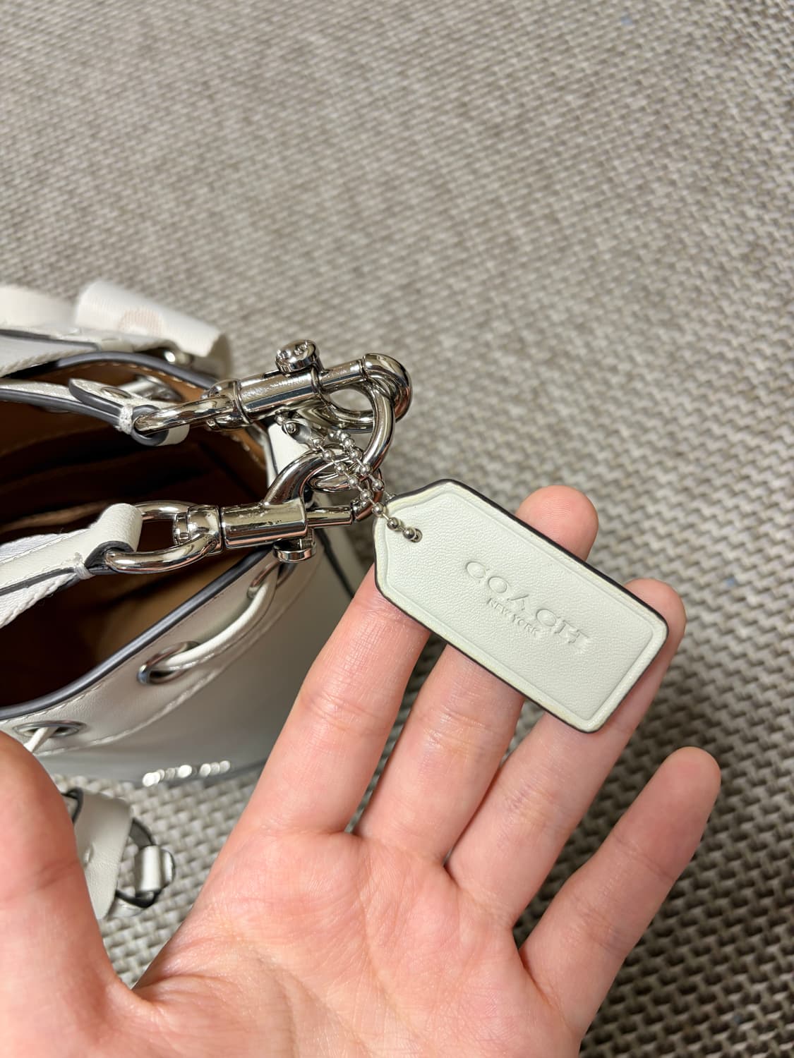 코치 미니 버킷백 크림 상품이미지5