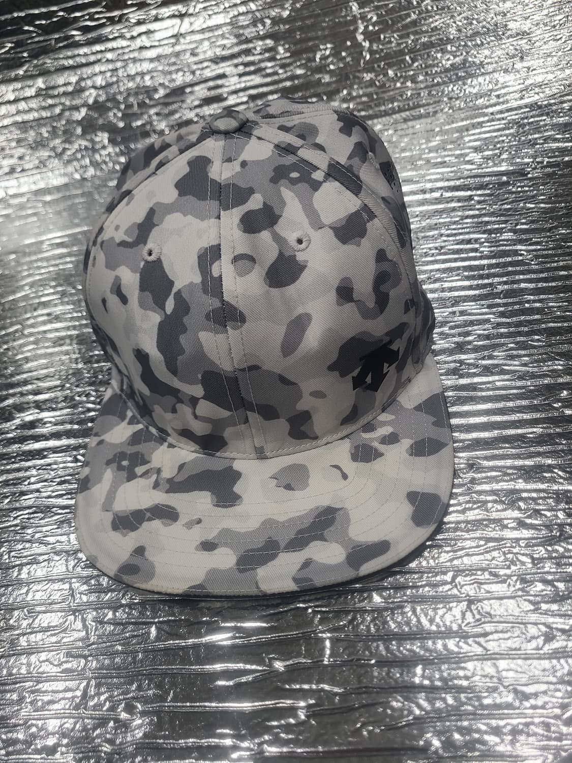 데상트 스냅백 상품이미지1