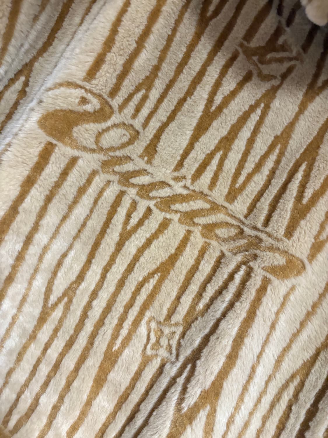 루이비통 백화점판 퍼 플리스 후디드 자켓 상품이미지3