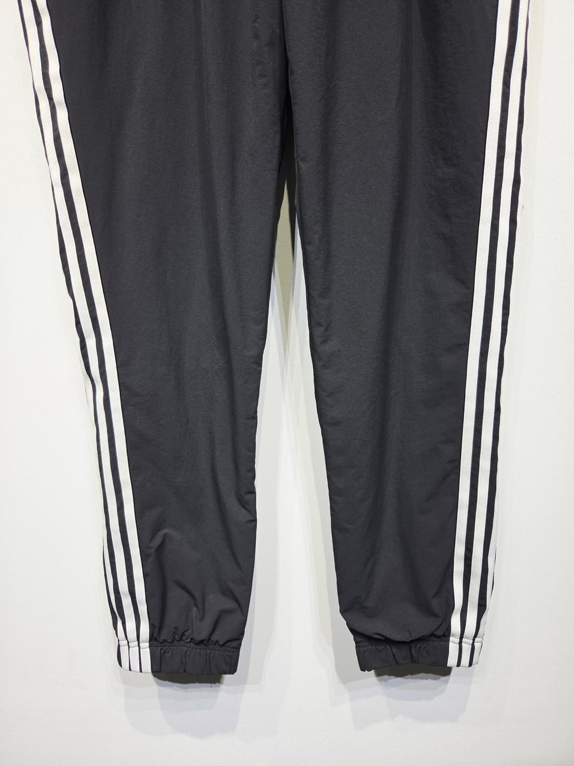 아디다스 오리지널스 웜업 트랙 팬츠 블랙 상품이미지4