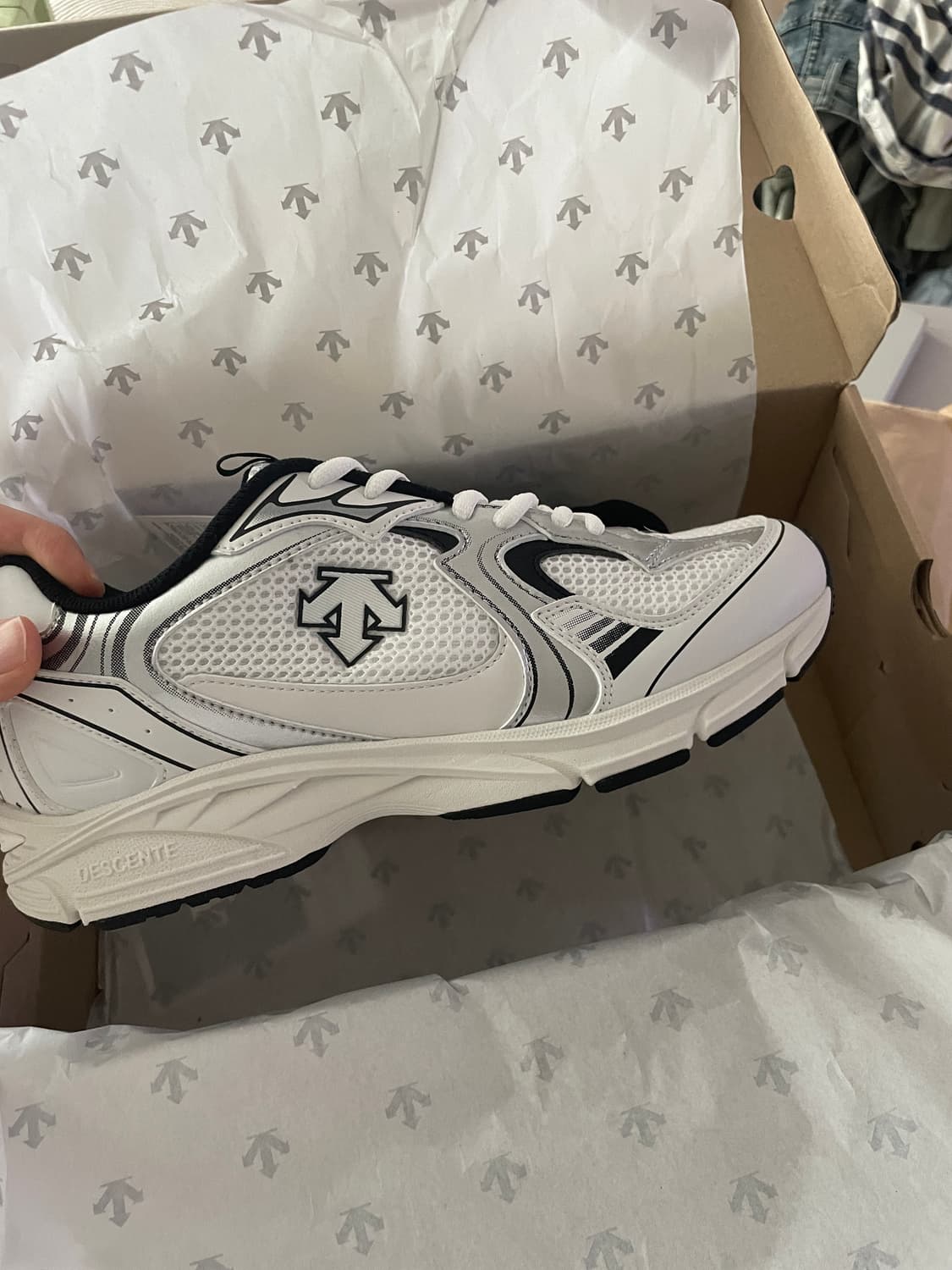 데상트 디마라톤 블랙화이트 운동화 255mm 새상품 상품이미지5