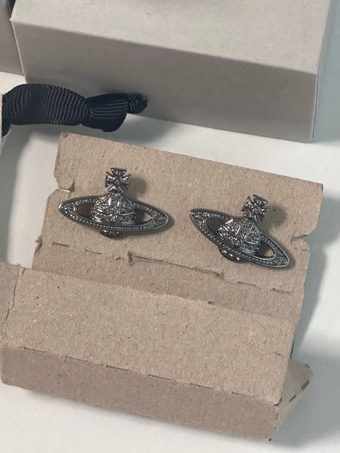 비비안 웨스트우드 미니 바스 릴리프 이어링 루테늄 블랙 다이아몬드 상품이미지2