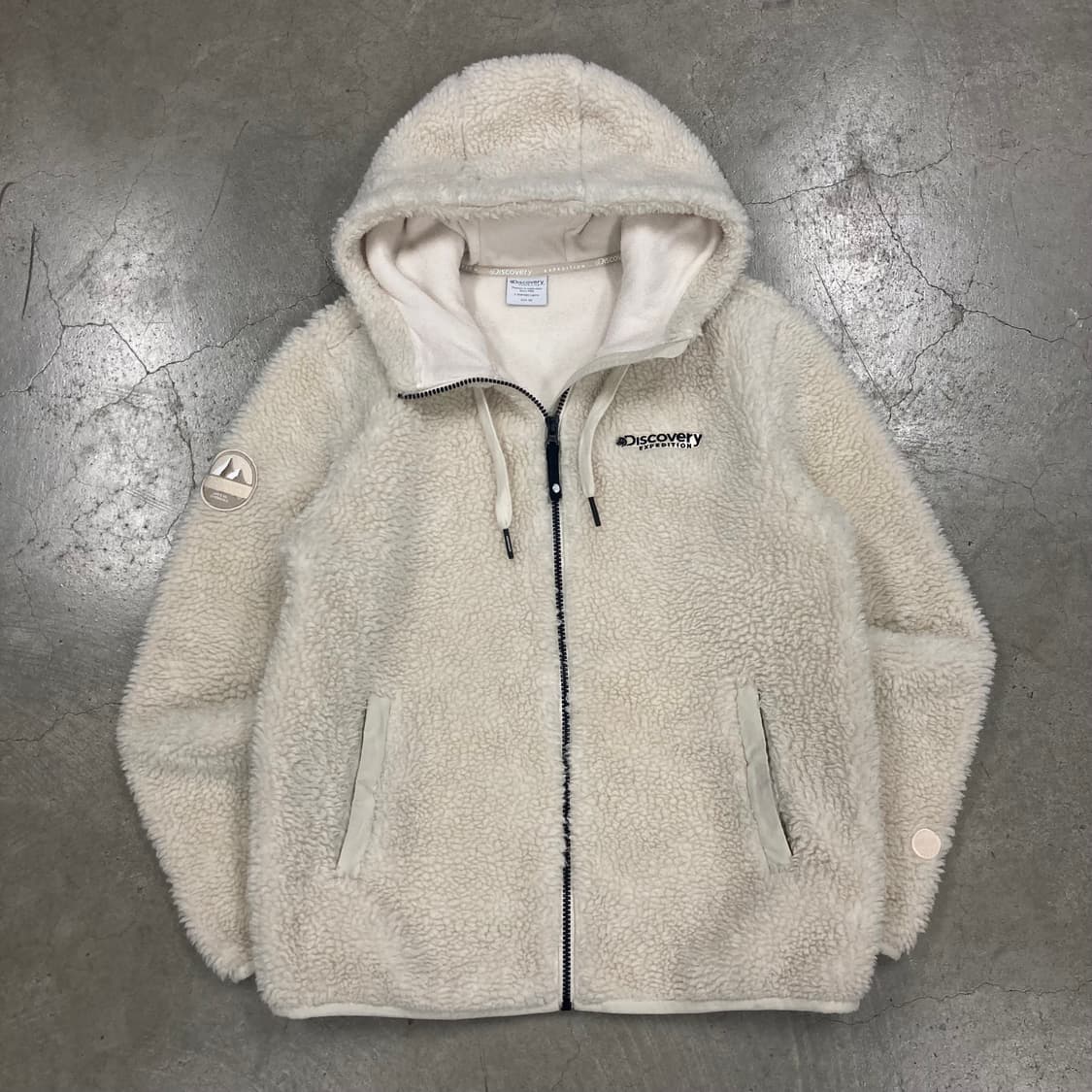 디스커버리 아이보리 컬러 스몰 로고 쉐르파 자켓 상품이미지1