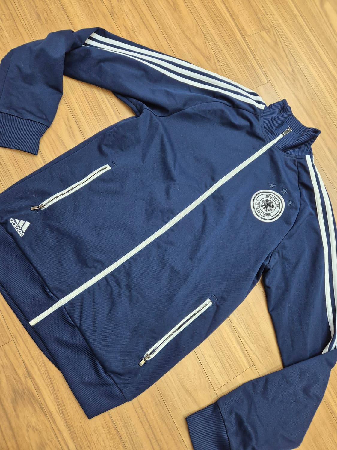 아디다스 독일 져지입니다
- 색상은 네이비이고 사이즈는 100입니다
-  상품이미지1