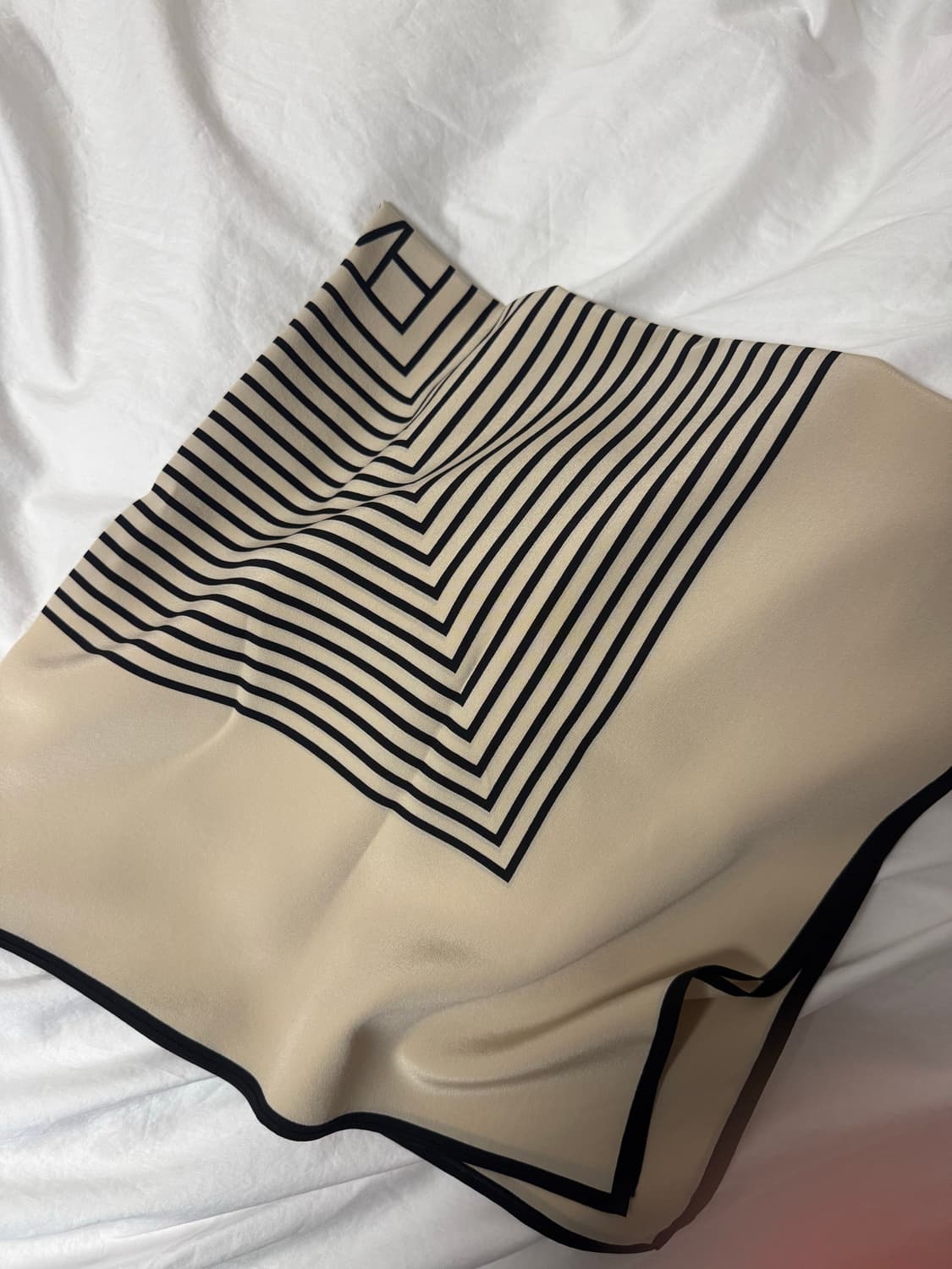 토템 센터드 모노그램 실크 스카프 상품이미지2