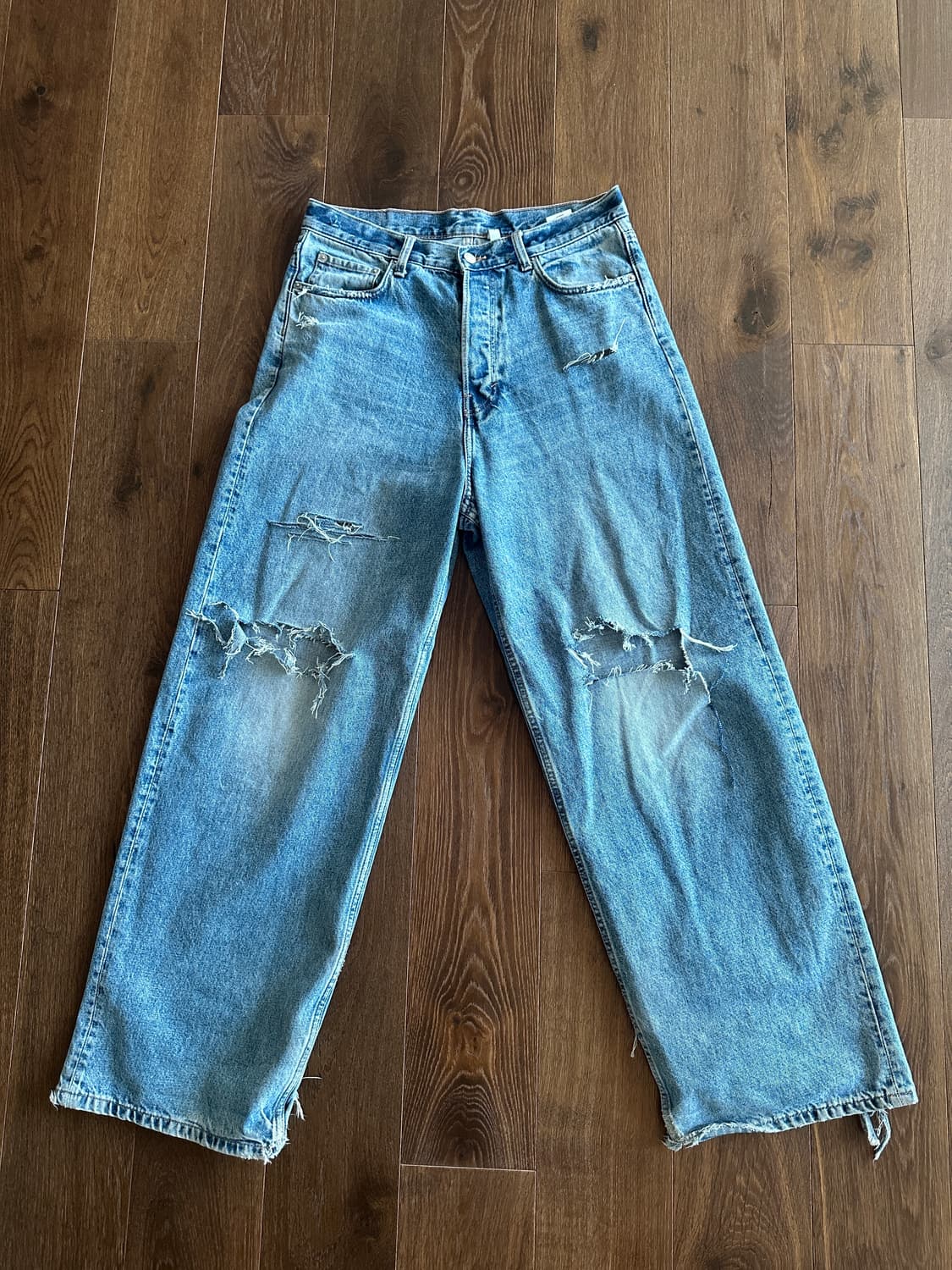 위크데이 아스트로진 상품이미지1