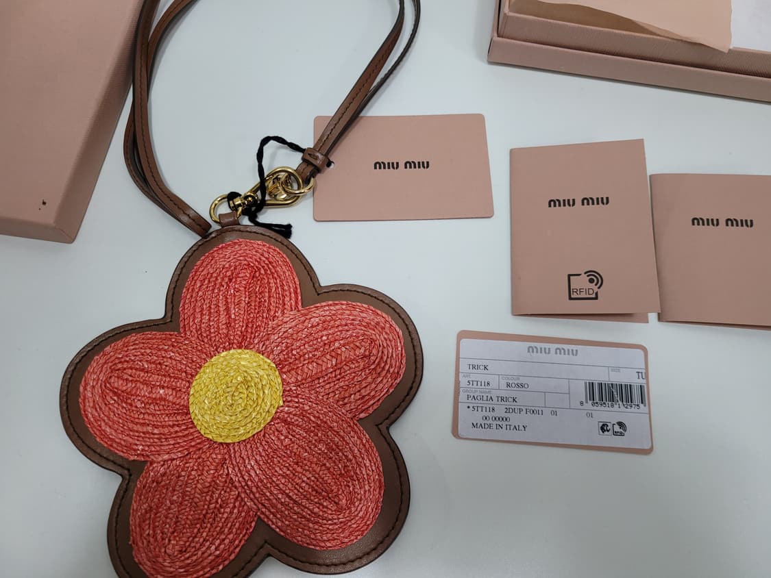 MIU MIU 미우 미우 플라워 카드 키링 백 참  상품이미지3