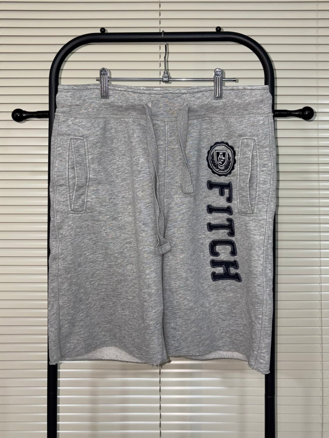 Abercrombie & Fitch 아치형 패치 스웻 하프 팬츠 상품이미지1