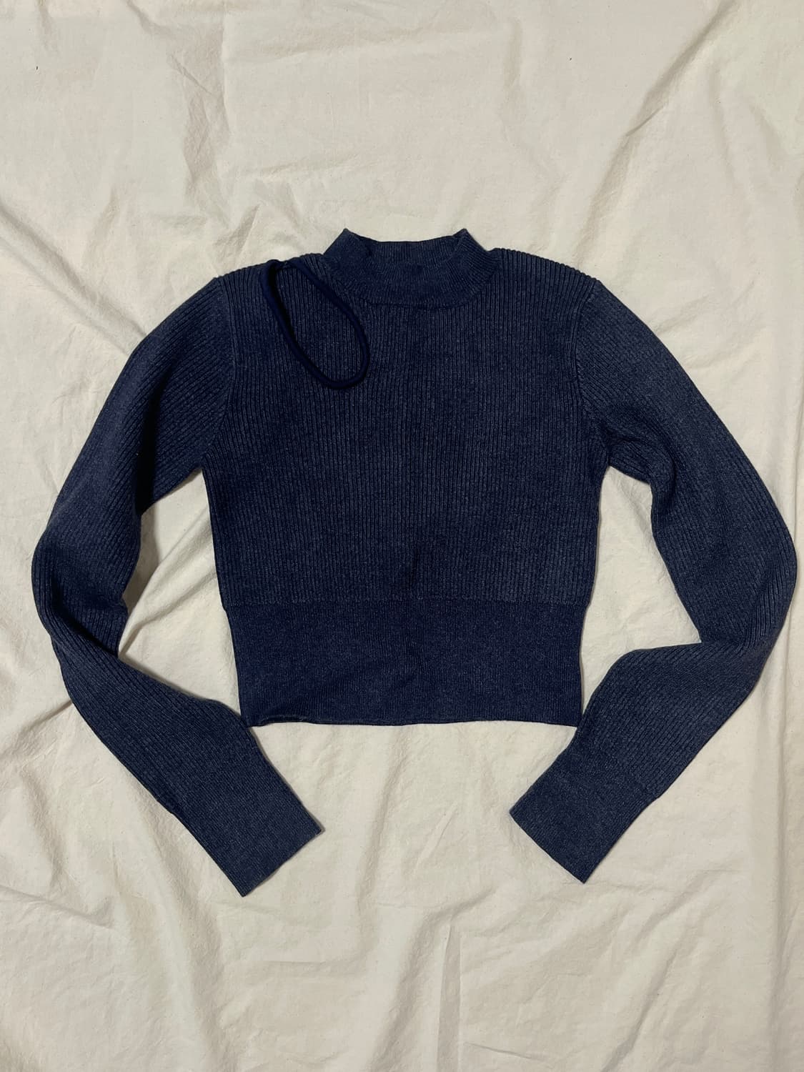 커렌트 컷아웃 크롭 니트 탑 상품이미지1