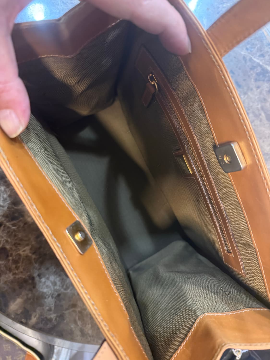 정품 펜디 레더 토트백 팝니다 상품이미지7