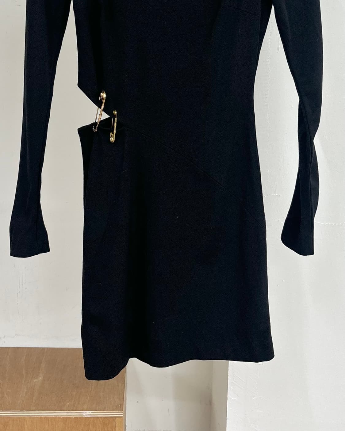 베르사체 블랙 세이프티 핀 드레스 상품이미지5