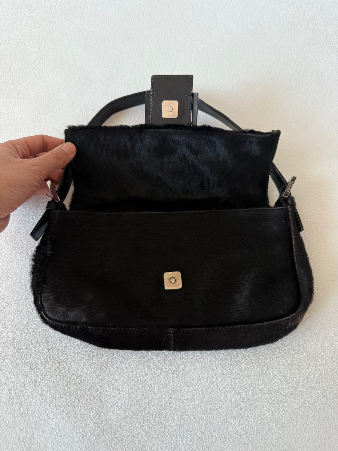 펜디(FENDI) 블랙 송치 바게트 숄더백(ITALY) 상품이미지6