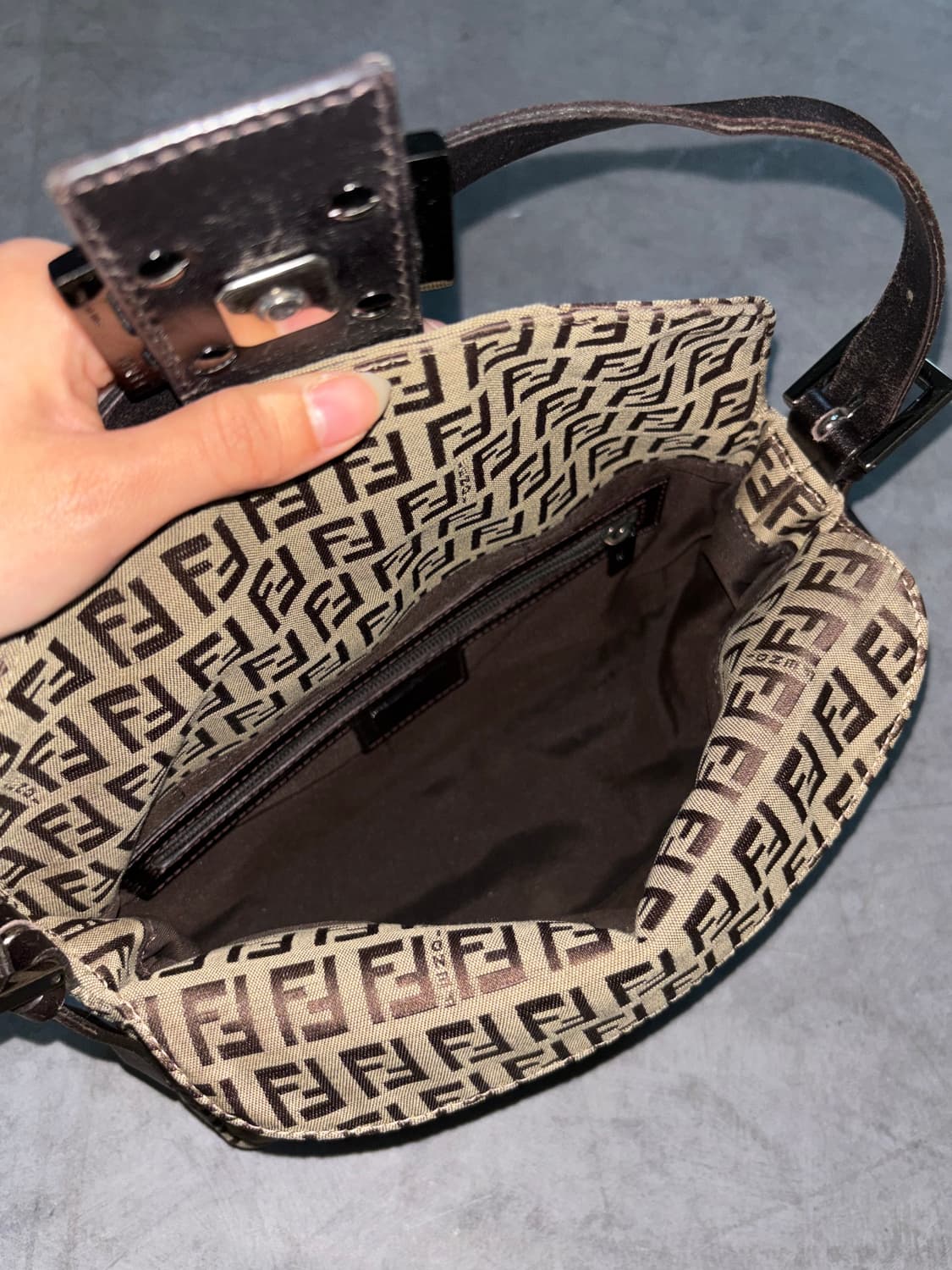 Fendi 펜디 FF 로고 블랙 버클 미니 숄더백 상품이미지6