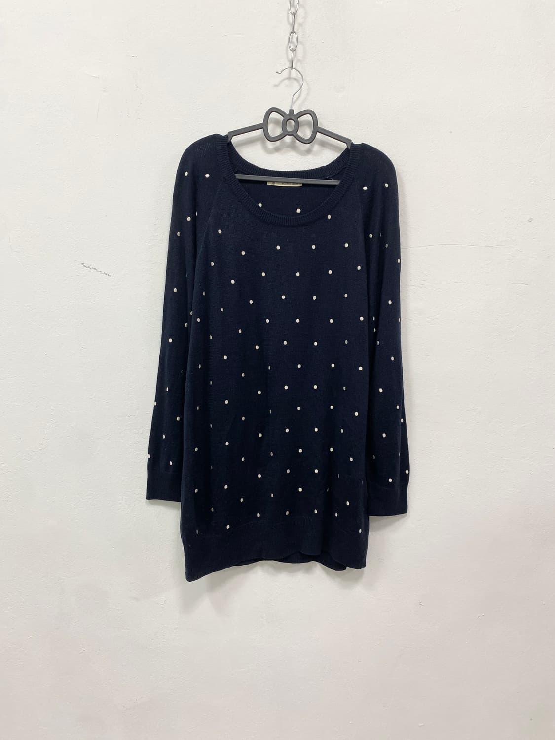 [MAJESTIC] 폴카 도트 로걀 원숄더 니트 상품이미지3