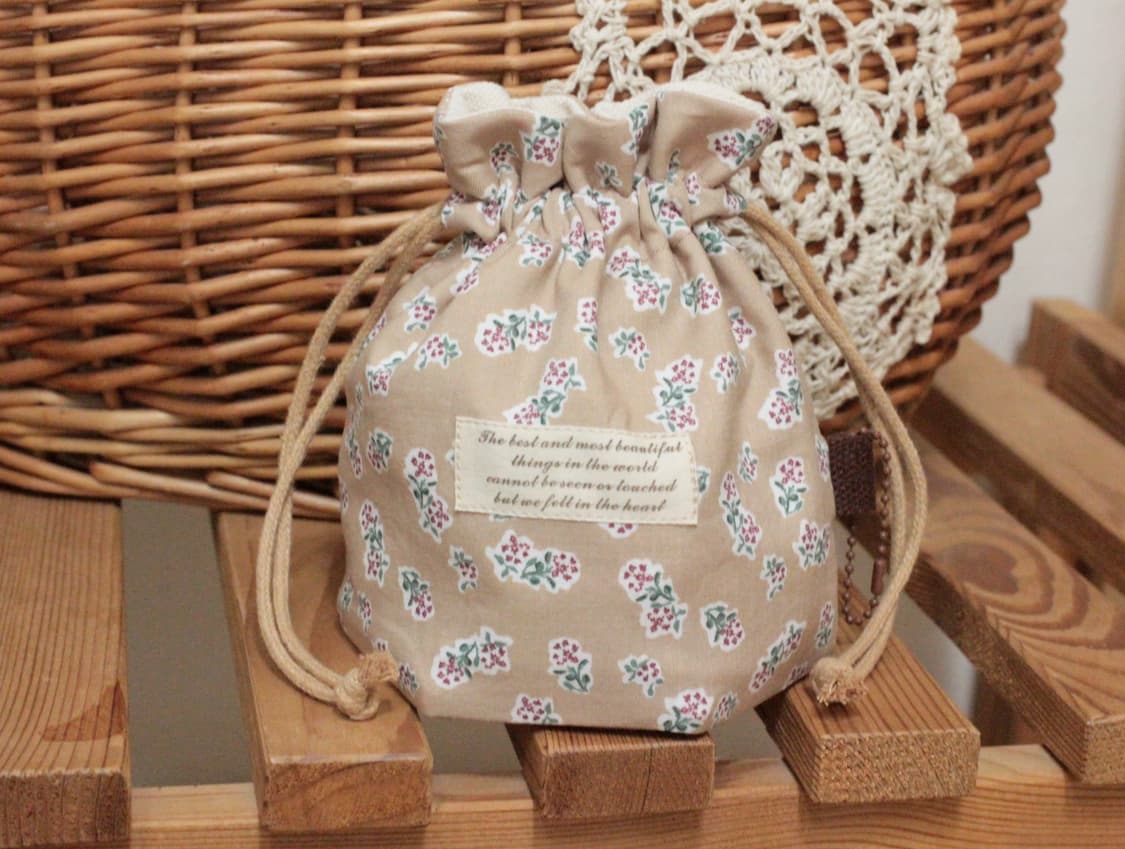 핸드메이드 베이지 육각형 스트링 파우치 상품이미지1