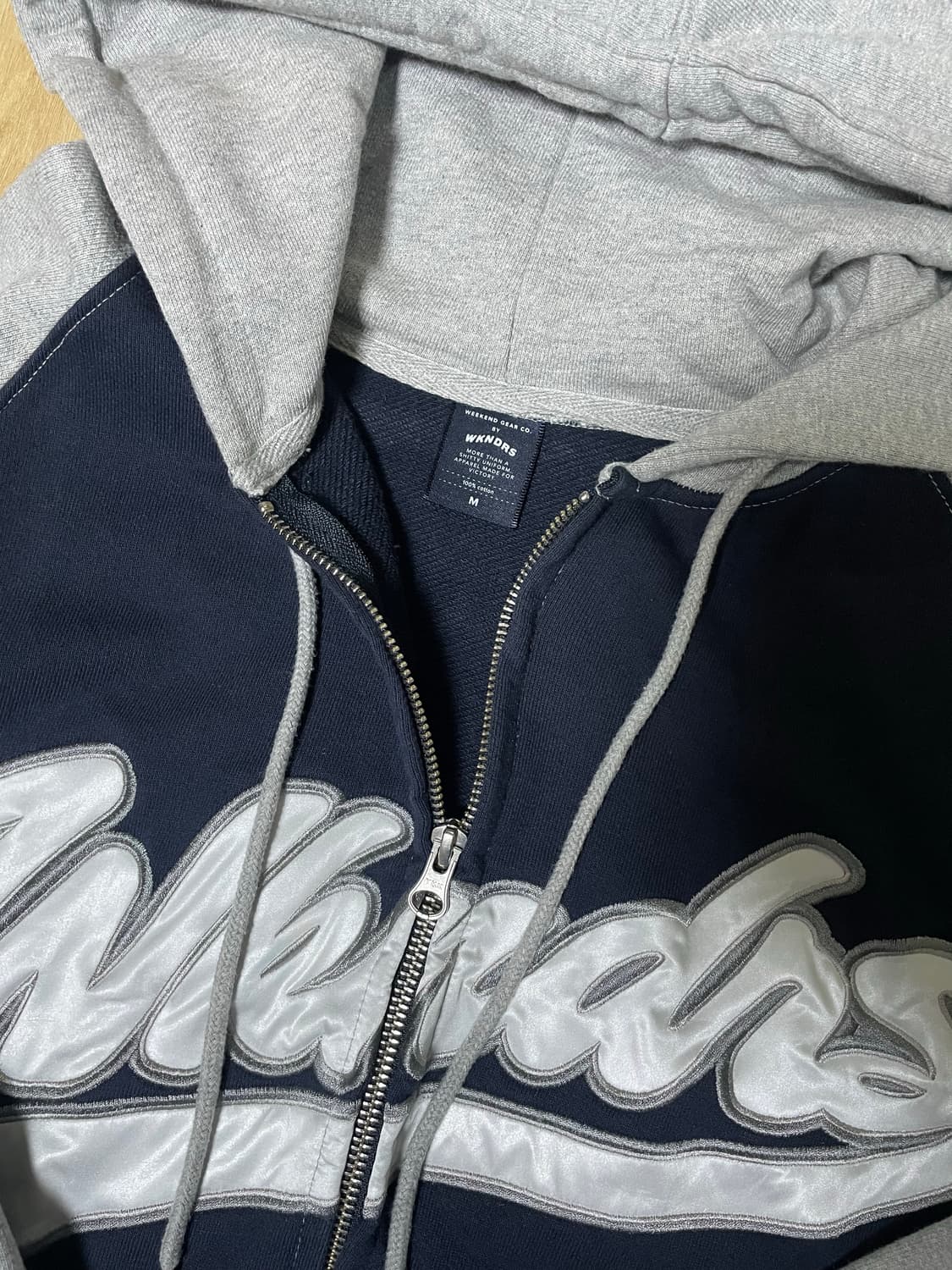 위캔더스 BASEBALL SCRIPT ZIPUP HOODIE (NAVY) 상품이미지6