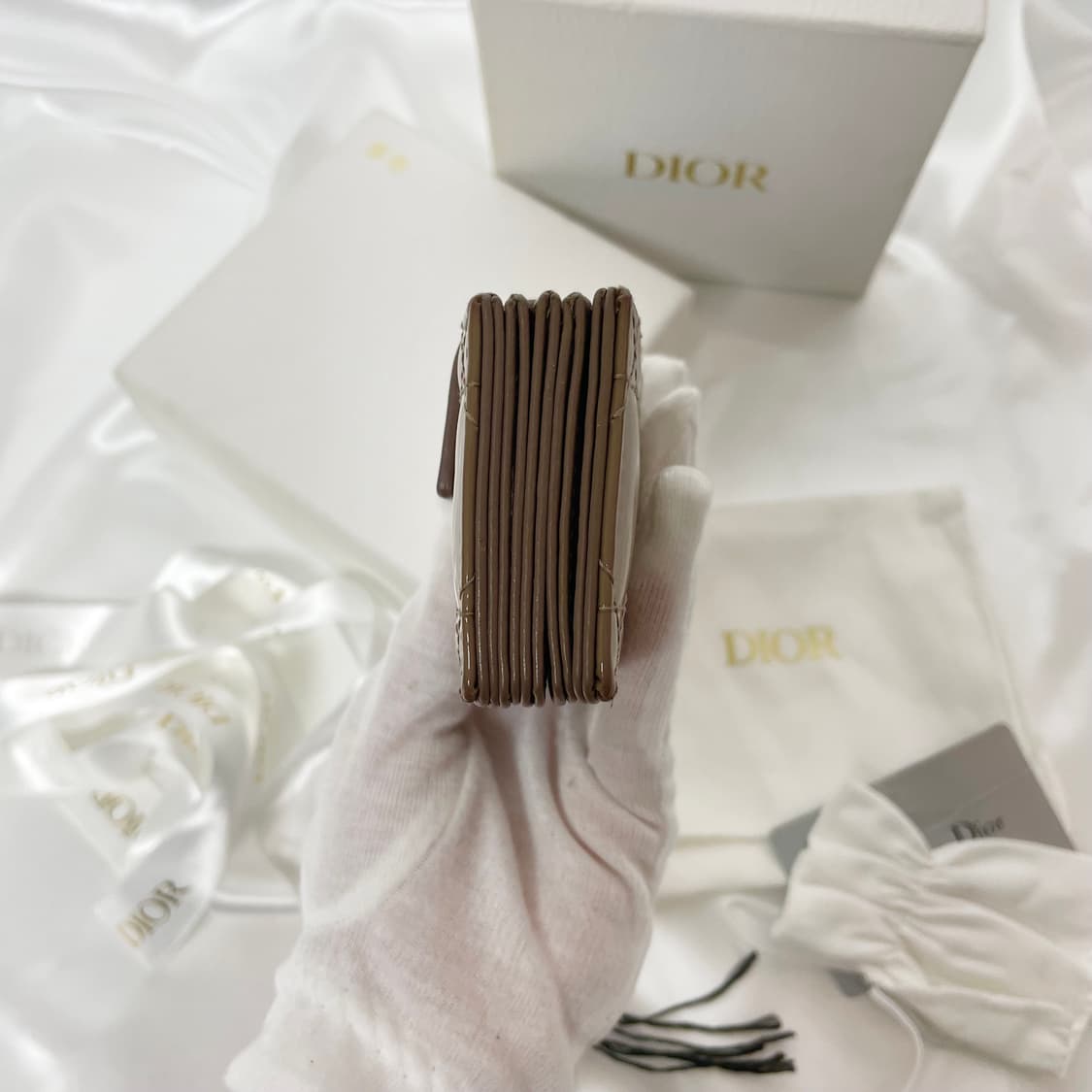 디올 레이디 아코디언 카드지갑 페이던트 A급 풀세트 베이지 상품이미지3